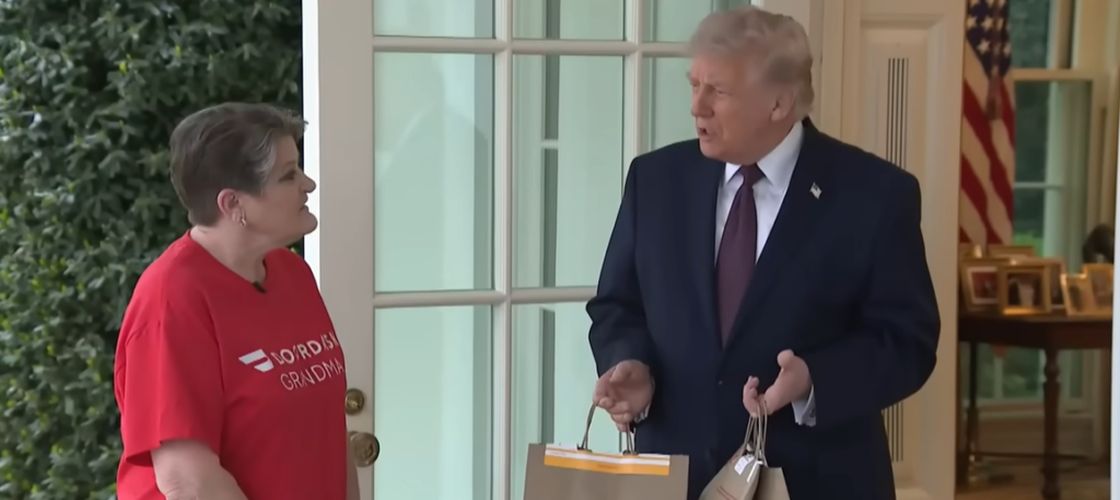 VIDEO | Donald Trump a oferit un bacșiș de 100 de dolari unei livratoare care i-a adus mâncare de la McDonald’s la Casa Albă