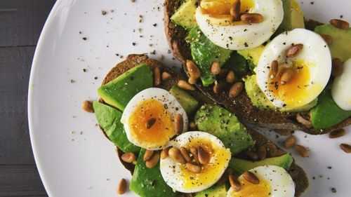 8 gustări simple care nu îți vor crește glicemia: Tonul, avocado, ouă, hummusul și iaurtul simplu nu îți vor crește nivelul zahărului din sânge