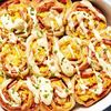 Rulouri inspirate de ouăle Benedict, cu bacon, ouă și sos hollandaise cremos / Rețeta transformă preparatul tradițional într-un mic dejun la tavă, ideal pentru a fi împărțit cu familia sau prietenii