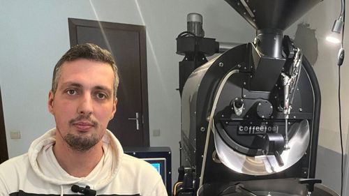 VIDEO | Prăjitoria de cafea, între pasiune și business / Cătălin Dobrovolschi a făcut o mică afacere de familie din prăjirea cafelei