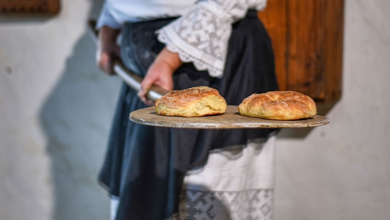 Cuptorul pe lemne din Muzeul Satului se aprinde de Paște: gospodinele din Baia Mare își pot coace cozonacii ca odinioară