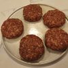 VIDEO FOTO | Cum să prepari carnea pentru hamburgeri? Își ia cîteva minute, ai nevoie de câteva trucuri simple, dar știi exact ce ai pus în preparat