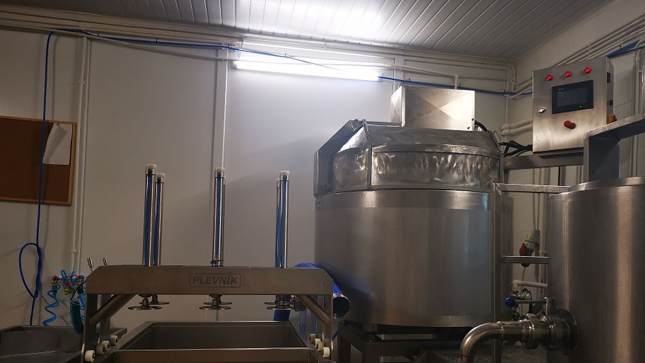 Lantulalimentar.ro în județul Călărași: doi tineri din București s-au întors în satul bunicilor și au înființat o unitate de procesare a laptelui; ei vând brânzeturile în urma unor comenzi primite on line