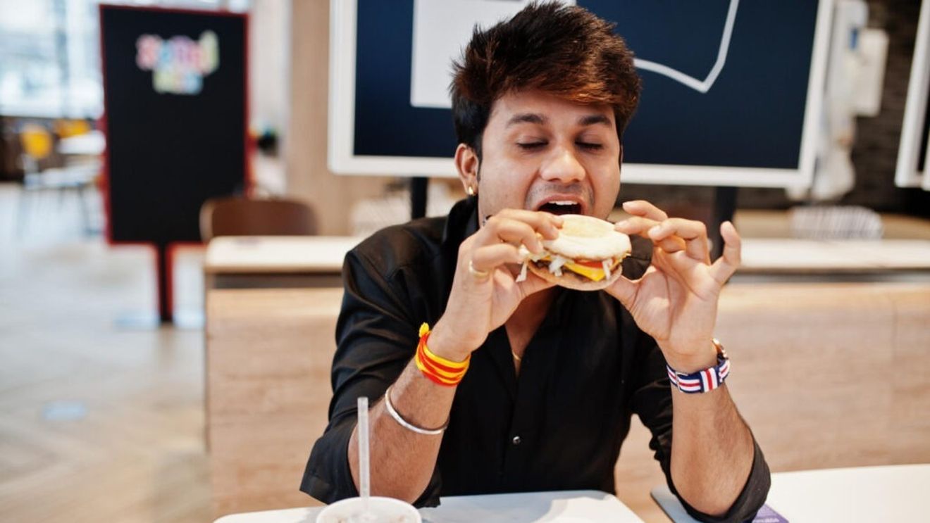 Nutriționistă: „Mindful eating (mâncatul conștient) este cheia pentru a nu mai ingera impulsiv alimentele. Dar mai întâi trebuie să răspunzi la întrebarea: Mănânci din cauza anxietății sau cu anxietate?”