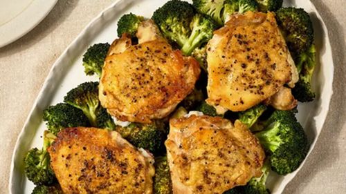 Pulpe de pui crocante și broccoli, sos de lămâie și muștar / Un prânz rapid și sănătos, cu 24 de grame de proteine per porție