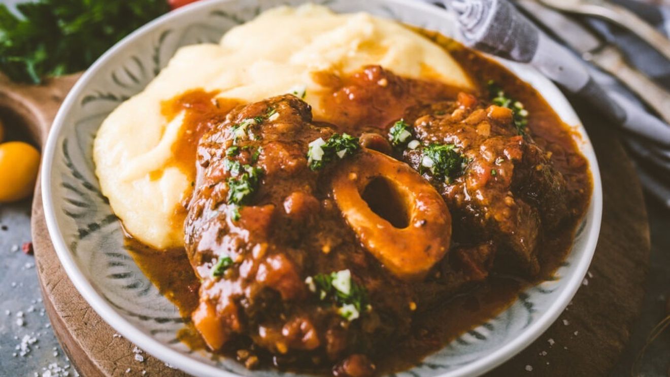 Prânzul de duminică. Ossobuco alla milanese, rețetă tradițională din Lombardia. Se poate servi cu risotto galben cu șofran, piure de cartofi, mămăligă sau ciuperci la tigaie