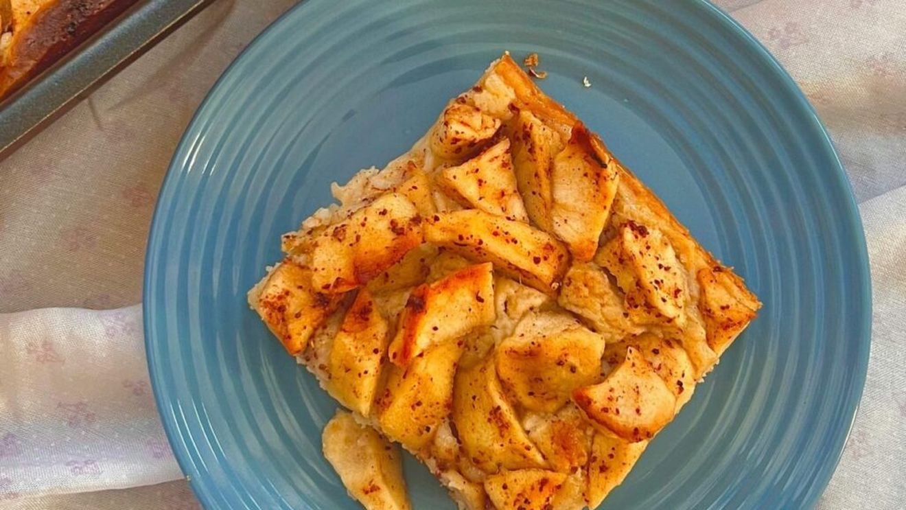 Desert bun și pentru diabetici: Pătrate de mere proaspete/ Preparatul este vegetarian, fără lactate și cu puține calorii