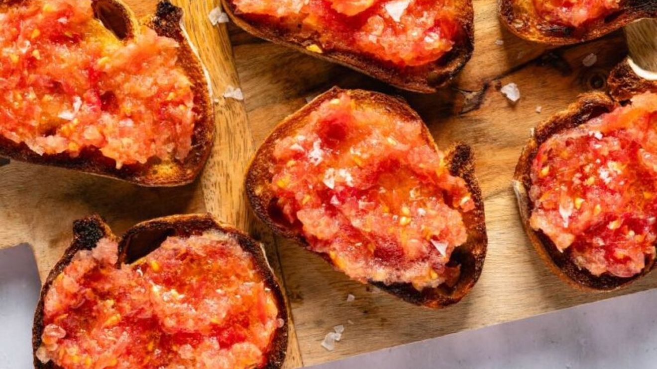 Cum s-a întâlnit pâinea cu roșiile și cum și-au continuat împreună călătoria în spațiu și timp. Ritualul calatan „pan con tomate” evocat într-o carte