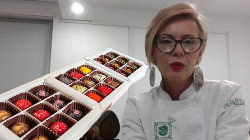 VIDEO | Secretul dulciurilor cu gust autentic / Kinga Dicoi, ciocolatier: „Folosim doar ciocolată belgiană veritabilă, piureuri de fructe 100% naturale și smântână lichidă”