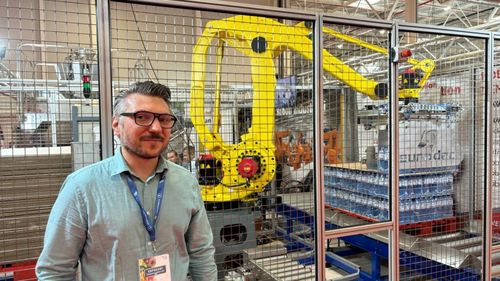 Fanuc, robotul japonez programat de un inginer român să ridice baxuri de apă minerală/ ”E o concepție greșită la noi că robotul ia jobul omului. De fapt, robotul realizează un efort pe care muncitorii umani nu-l pot face” - Cătălin Bodeanu, inginer proiectant