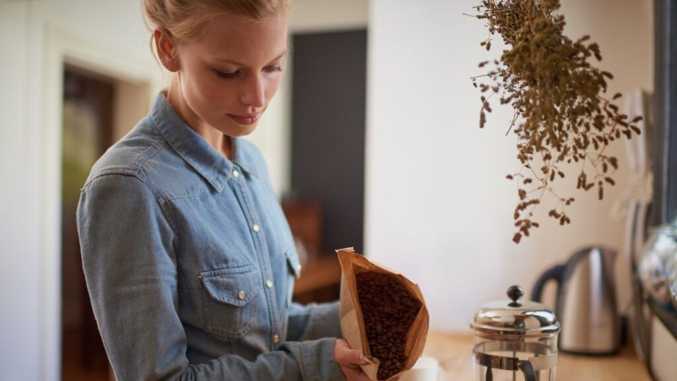 Pe lângă sute de modele de cafetiere clasice, poți alege și câteva opțiuni portabile/ Iată trei variante pe care le poți achiziționa pentru birou, călătorii sau în mașină