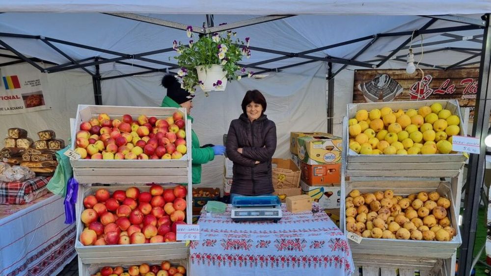 Târg al producătorilor tradiționali, organizat vineri în Baia Mare: Legumele conservate, fructele, cartofii şi sucurile naturale, printre cele mai solicitate produse