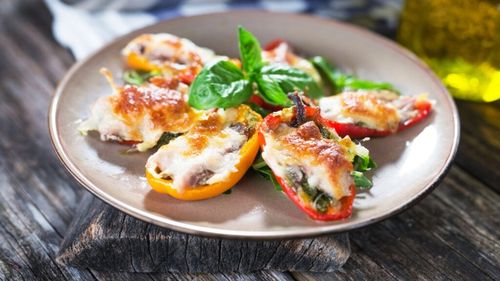 Jumătăți de ardei gratinate, cu brânzeturi și pesmet aromatizat, la fel de buni calzi sau reci