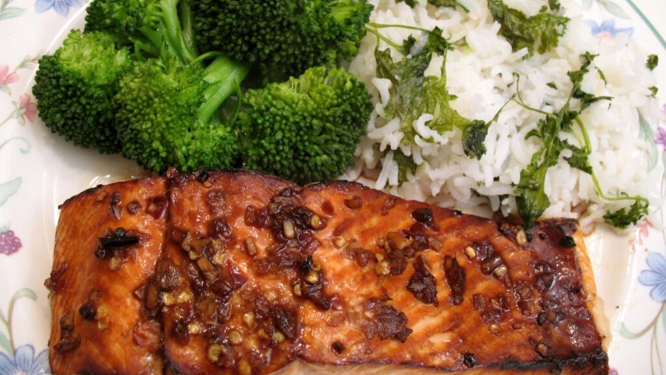 Somon cu broccoli, o rețetă pentru un prânz ușor, dar bogat în nutrienți / Este un preparat echilibrat și gustos