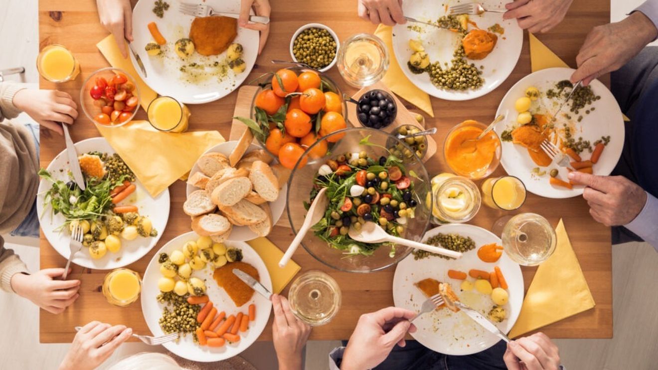 Cum să mănânci sănătos chiar și când ești pe fugă / Sfaturi simple pentru mese echilibrate, mai ales când călătorești sau iei masa în oraș