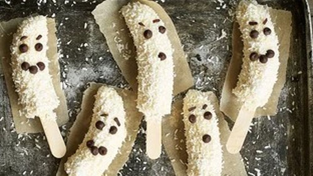 Ceva dulce | „Un desert de groază” perfect pentru Halloween: Banane înghețate în formă de fantomă / Rețeta este rapidă, cu doar patru ingrediente la îndemână și perfectă pentru a impresiona copiii și nu numai!