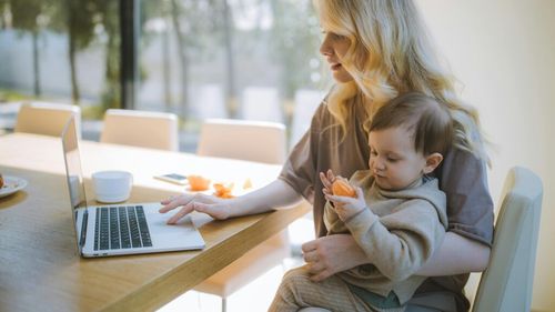 Ești mamă, lucrezi și te simți epuizată? Iată o serie de trucuri pentru a te pune pe picioare/ Specialiștii în nutriție recomandă, în primul rând, un mic dejun sănătos