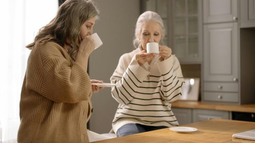 Există alternative naturale la terapia hormonală? Ce alimente ajută la bufeuri și schimbări de dispoziție / Soia și sunătoarea s-au dovedit eficiente