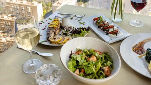 Ce trebuie să mănânci ca să-ți poți reduce simptomele atritei?/ Un chirurg ortoped ne sfătuiește să includem în dietă somon, macrou, sardine și legume colorate, iar totul să fie gătit cu ulei de măsline extravirgin, dacă vrem să mai calmăm inflamația din corp