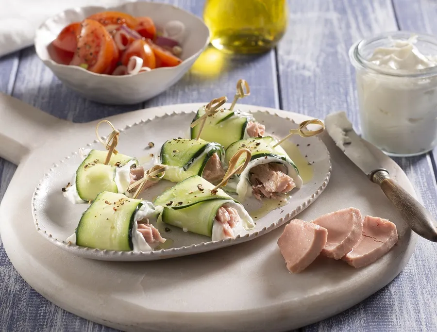 Rulouri de castraveți cu ton