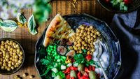 Năut, fasole, linte și tofu: proteinele vegetale care pot susține glicemia stabilă și sațietatea după mese