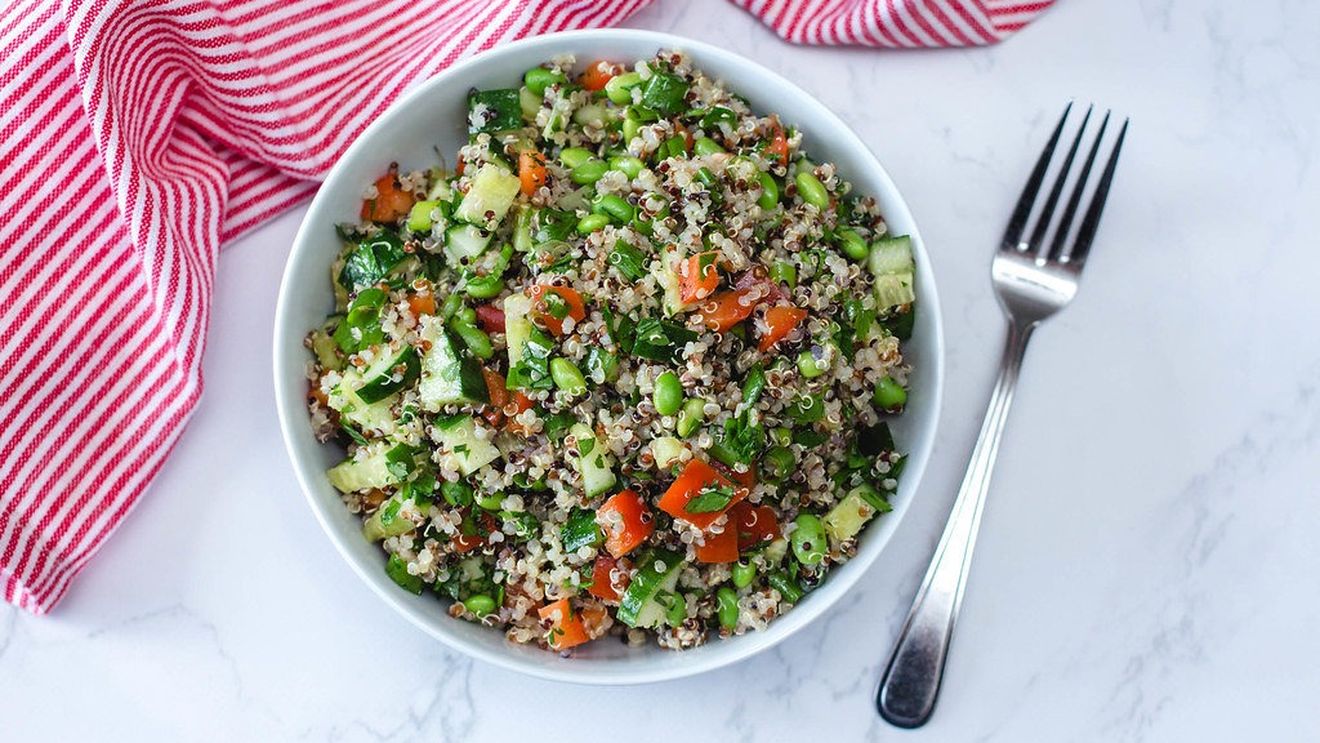 Salată de edamame cu quinoa și avocado, gata în 15 minute / Dacă îți rămâne de la cină, poți să o iei la pachet a doua zi, la birou