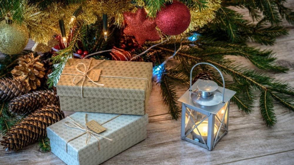 10 idei de cadouri „delicioase” pe care să le alegi pentru colegul de birou de „Secret Santa”. O cutie cu praline artizanale, un vin spumant premium sau un coș cu produse locale, între opțiuni