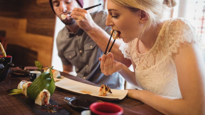 Când „fast-food” devine literalmente „rapid” / În unele localuri din Hong Kong mănânci contra cronometru, iar graba face parte din experiența culinară