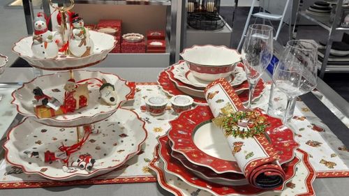 VIDEO | Veselă și decorațiuni pentru masa de Crăciun / Le găsești în aceste zile în magazine / Sunt, de asemenea, un cadou frumos de pus sub brad