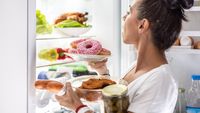 Lista gustărilor de care să te ferești seara. Sunt considerate vinovate pentru balonare, reflux și disconfort digestiv. Cu ce le poți înlocui