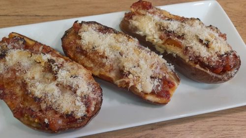 Rețetele Juanitei. Vinete gratinate cu ratatouille și șuncă. Un fusion care amintește de Franța, Italia și Grecia în același timp