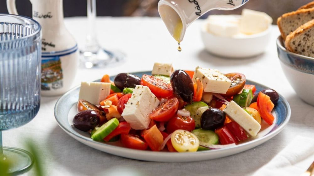 Trei rețete de salate ieftine și sănătoase recomandate de nutriționist