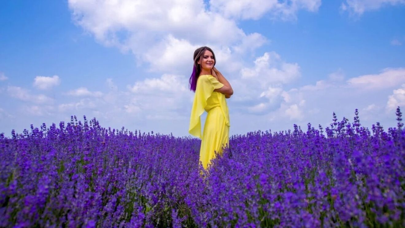 Fermier cu valoare adăugată: Cultivatoarea de lavandă Flori Vioreanu a fondat un mare festival dedicat plantei și produce ulei și apă florală / Profit de la prima recoltă