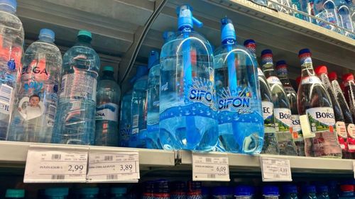 ANALIZĂ la raionul cu apă. Prețuri pentru apa minerală plată, carbogazificată și parțial carbogazificată