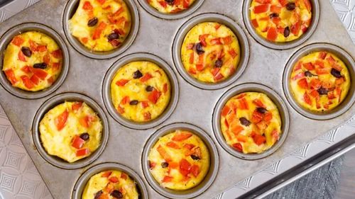 Omlete în formă de brioșe cu ardei gras, fasole neagră și brânză/Micul dejun nu a fost niciodată mai apetisant