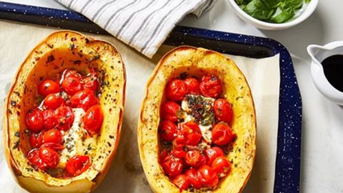 Rețeta care a cucerit internetul: Dovlecel Spaghetti la cuptor cu brânză feta și roșii, preparatul perfect pentru o cină ușoară și gustoasă