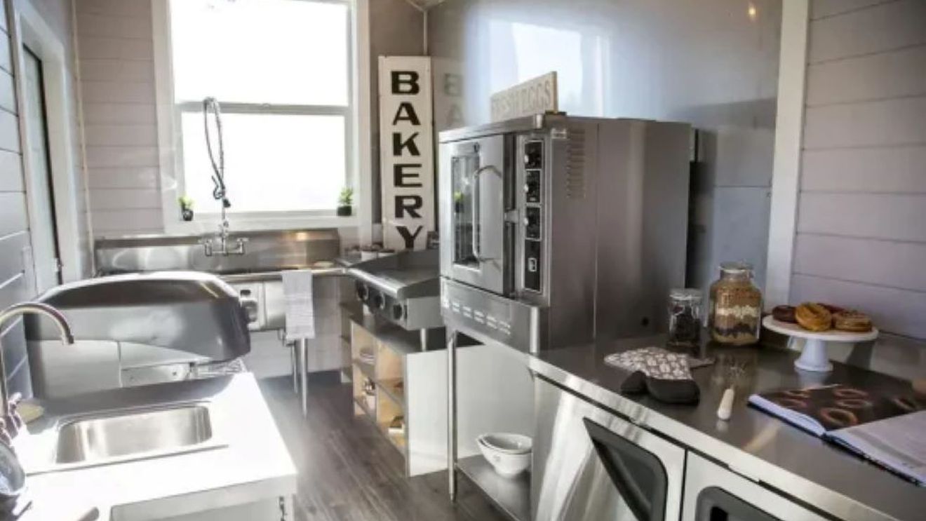 Vrei să produci și să vinzi legal preparate alimentare și nu poți pentru că nu ai bani de investit? Există și metoda închirierii cu orele sau cu ziua a unui spațiu de producție cu acte în regulă