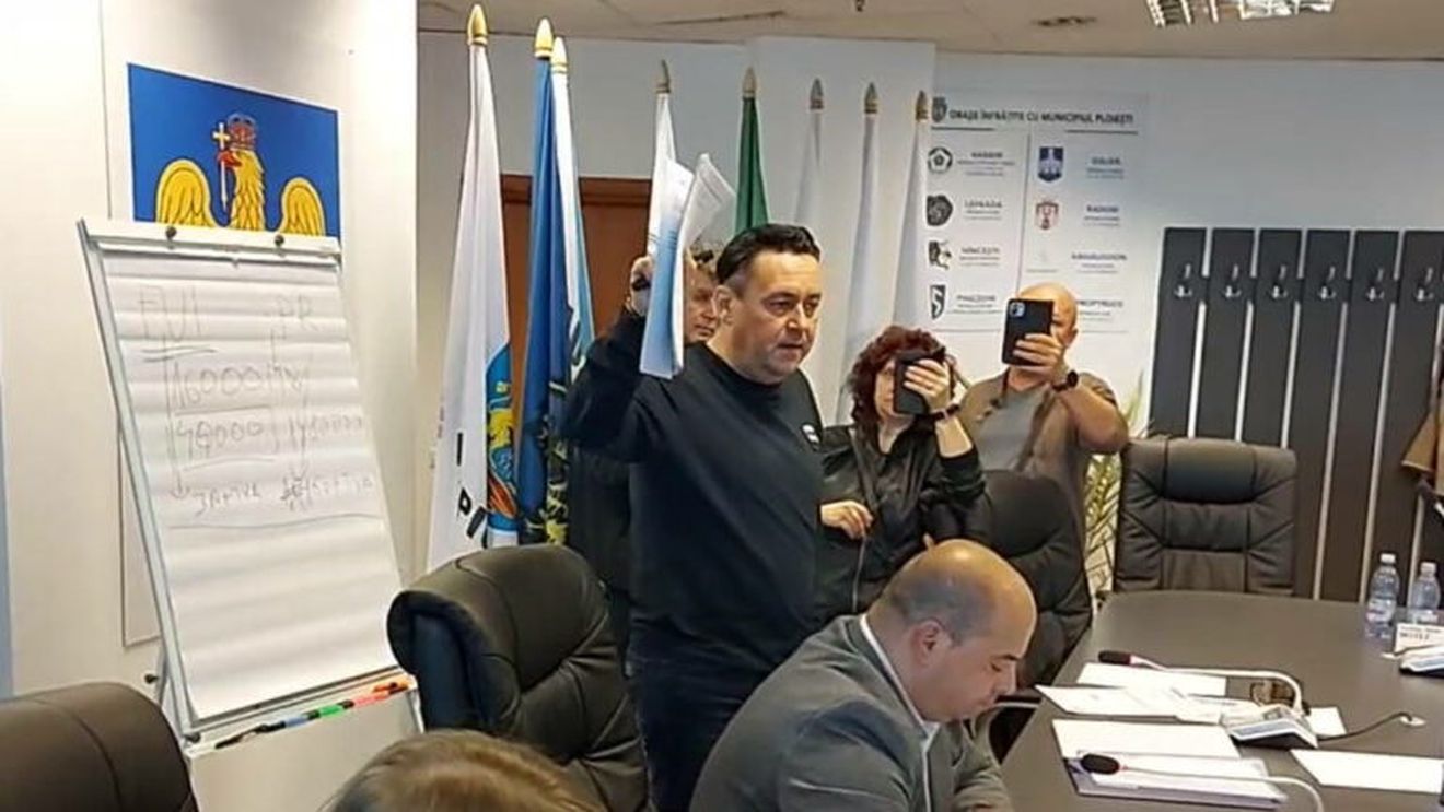 Primarul Ploieştiului, Andrei Volosevici, reţinut în dosarul în care este acuzat că a pus presiune asupra directorului firmei Hale şi Pieţe în legătură cu contractele de închiriere ale unor spaţii comerciale