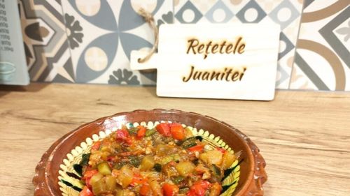 Samfaina, un fel de zacuscă a catalanilor, rudă bună cu ratatouille sau cu caponata siciliană/ Un buchet de gusturi și vitamine într-un preparat vegan extrem de simplu