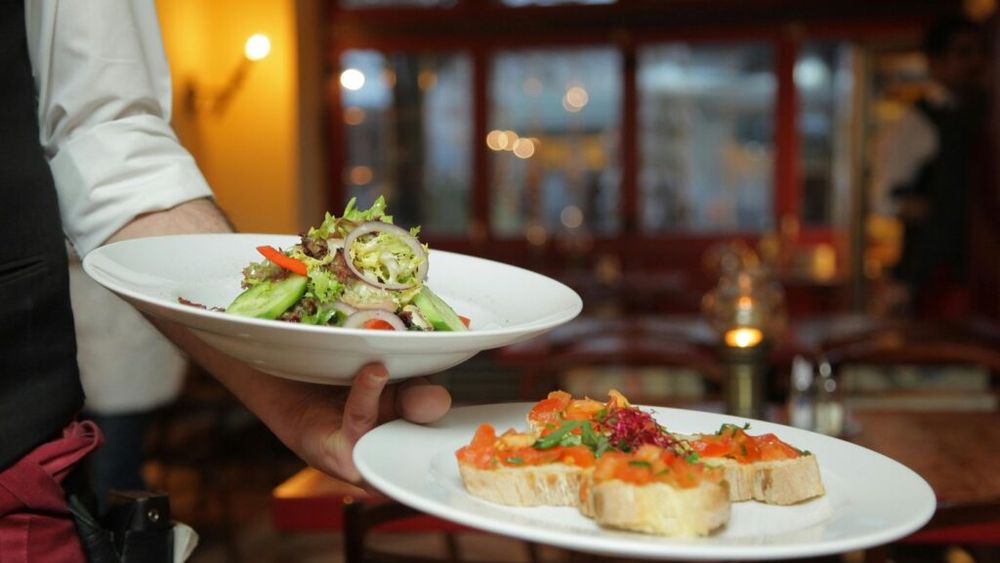 Ospătar la distanță? Pare desprins din filmele SF, dar o aplicație pune la dispoziția restaurantelor și a ospătarilor această opțiune