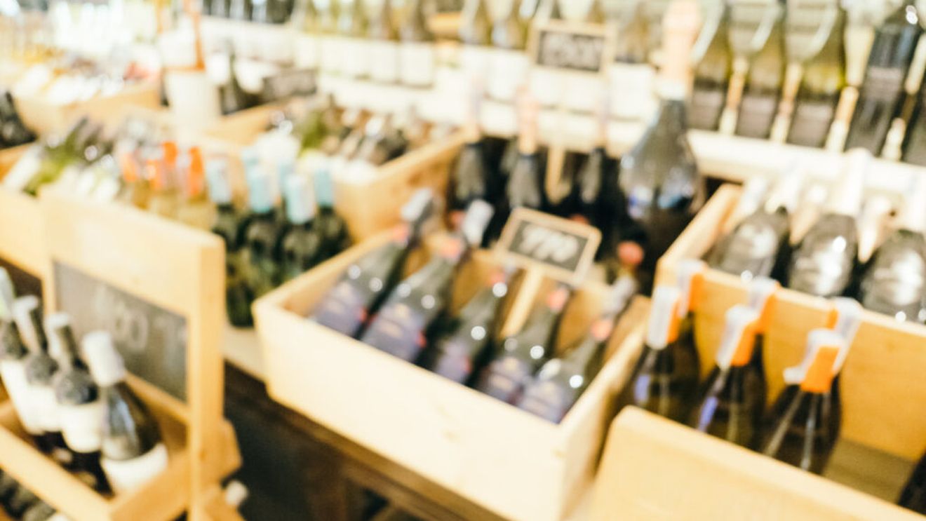 Rețea de fraudă cu alcool destructurată în Spania / 18 suspec, reținuți pentru un prejudiciu de 32,8 milioane de euro adus bugetului UE / Schema folosea firme-fantomă și facturi false pentru alcool importat