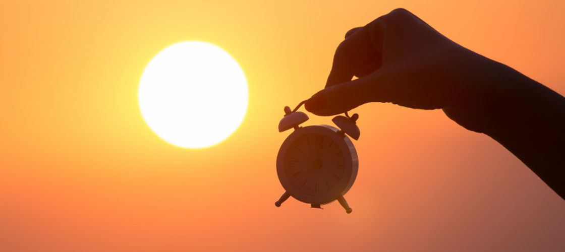 Apetitul, primul afectat de ora de vară / Dietetician: „Este recomandat un mic dejun bogat în proteine şi fibre cum ar fi, de exemplu, omletă cu legume sau hummus cu pâine integrală”