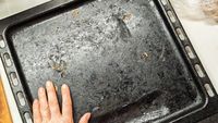 Cum faci tăvile de cuptor să arate din nou ca noi. Trucurile simple care îndepărtează grăsimea arsă