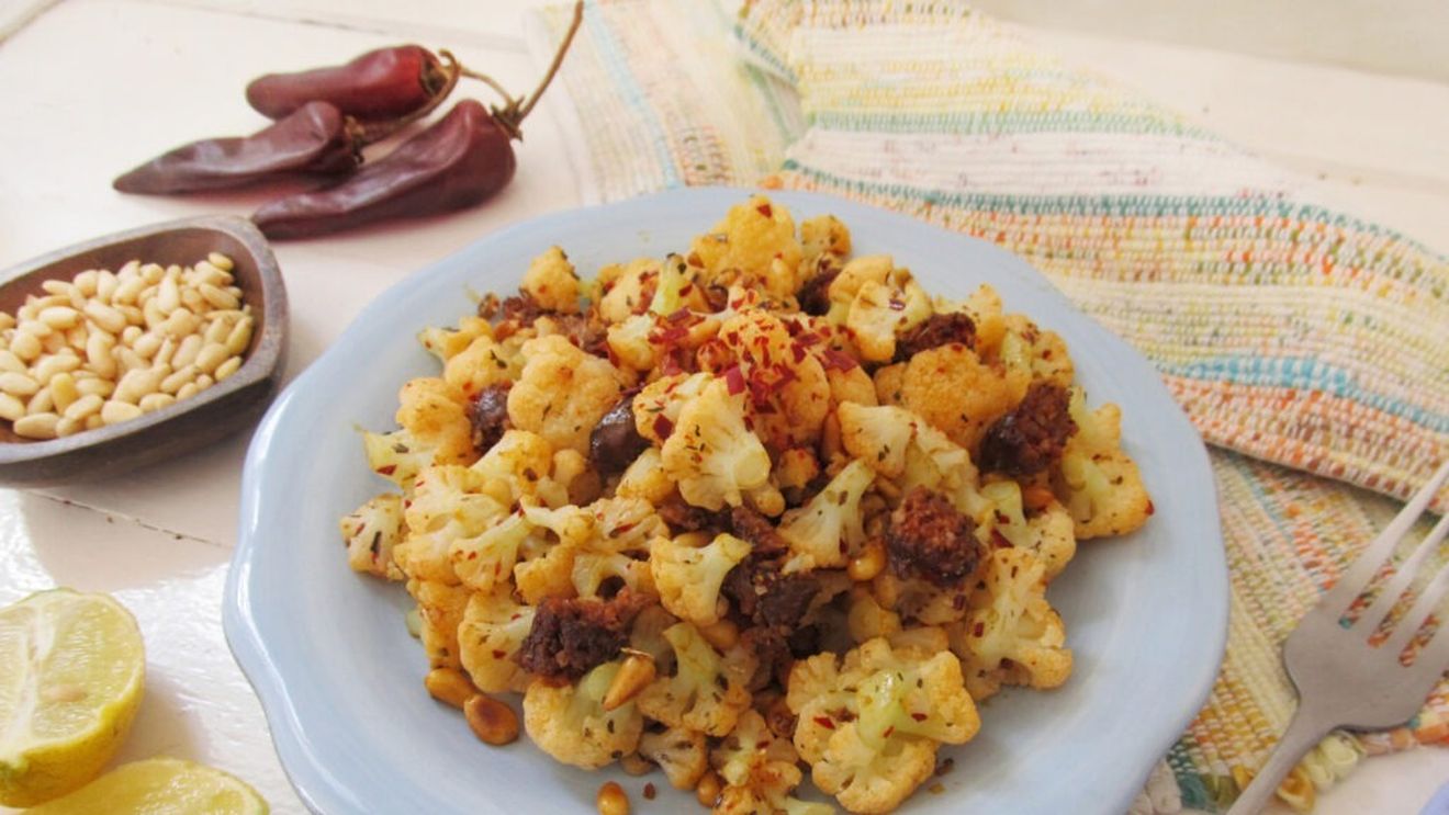 Mâncare de conopidă cu cârnați țărănești la cuptor, o rețetă tradițională din bucătăria grecească