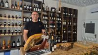 FOTO-VIDEO | Din Spania înapoi la Sibiu. Un antreprenor a deschis un magazin cu produse spaniole în centrul orașului: „România s-a schimbat. Totul a funcționat. La DSV a durat trei zile, la DSP la fel”