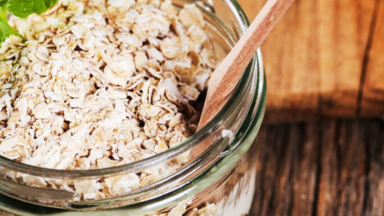 Mic dejun cu fulgi de ovăz și cafea care amintește de tiramisù