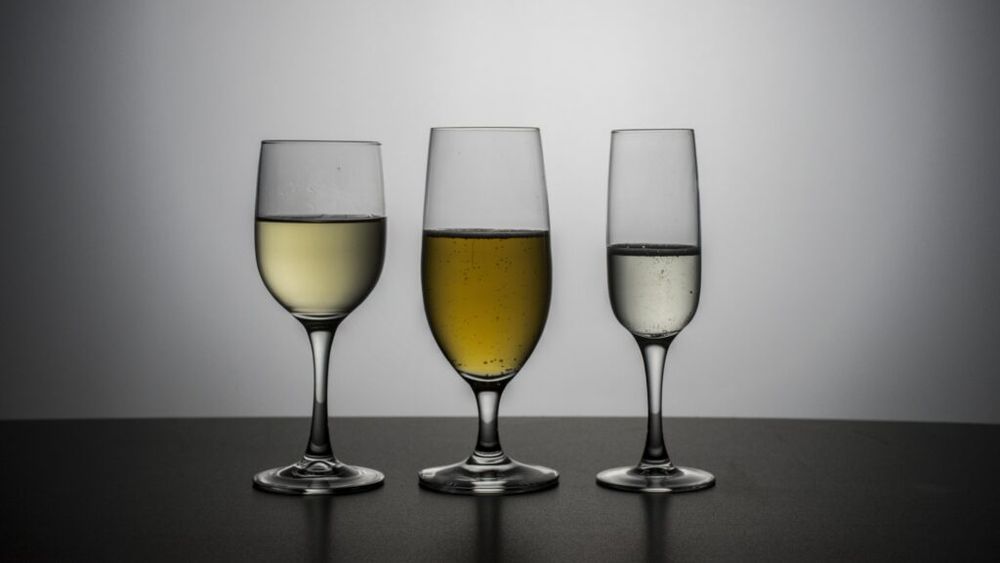Vin, bere sau tărie: care tip de alcool are cel mai mic risc pentru sănătate? Studiu pe 340.000 de oameni