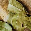 E condiment, dar și parfumant natural în casă. Multiplele utilizări ale acestor frunze de dafin