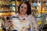 VIDEO | Mănușile nu garantează siguranța alimentară / Dana Pop, inginer industrie alimentară: „Interesul este să protejezi produsul. Nu atingi și bani și covrigul cu aceeași mănușă”