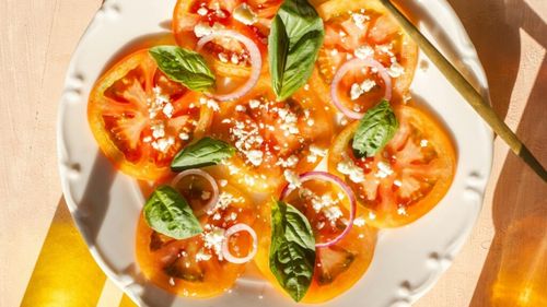 Trei rețete cu roșii pentru cină/ Încă se mai găsesc tomate aromate și cu gust de vară, așa că ar fi bine să ne bucurăm de ele